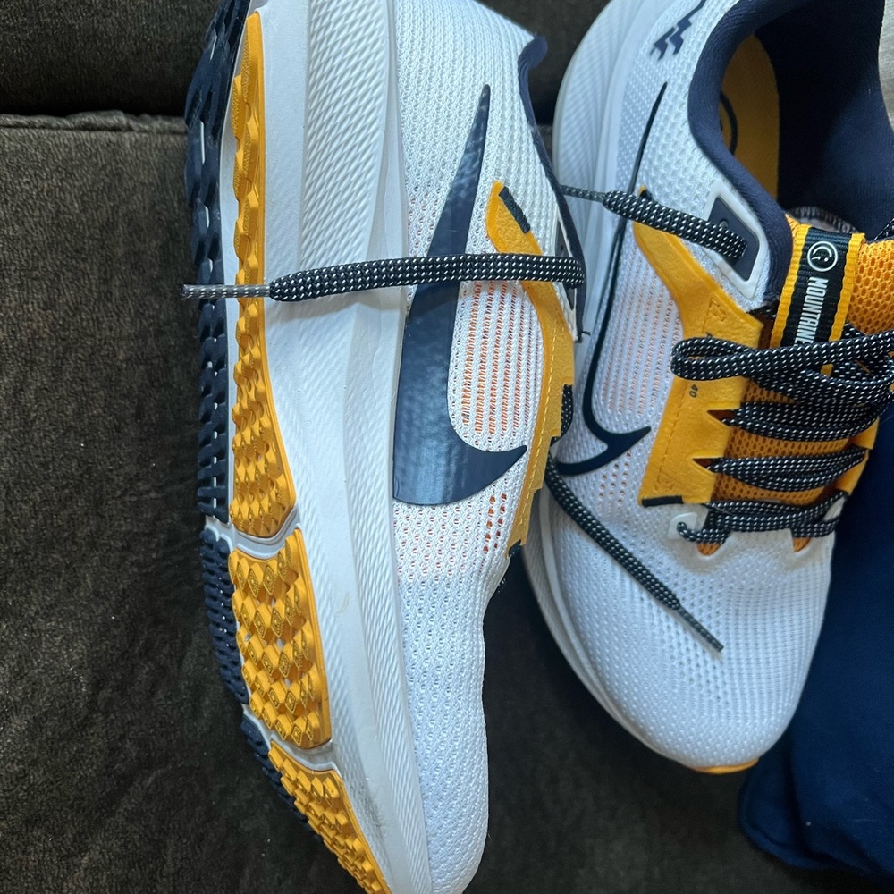 Nike Pegasus WVU Mountaineer Shoes - Picture 2 of 10